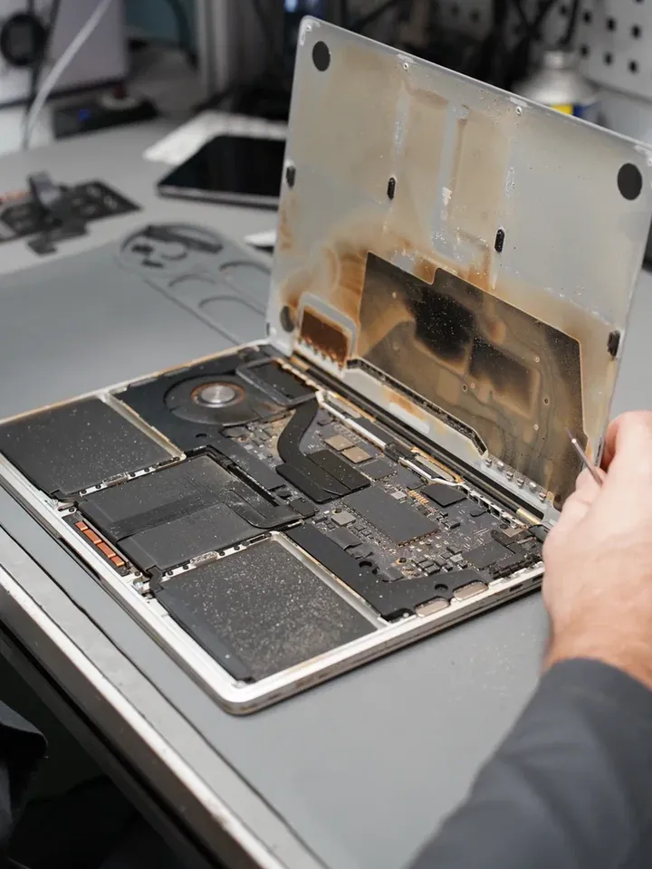 Разобранный MacBook на столе инженера iRepair